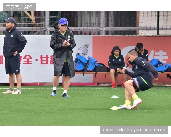 球员参与公益足球教室传授技战术与人生观